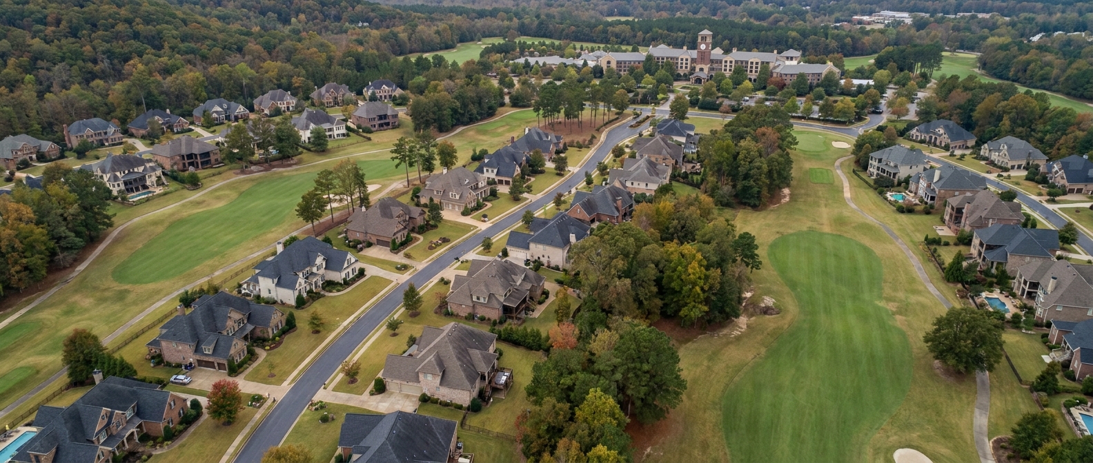 Vista aérea de la comunidad planificada de golf de Ross Bridge en Hoover Alabama con la torre del reloj del Renaissance Resort visible
